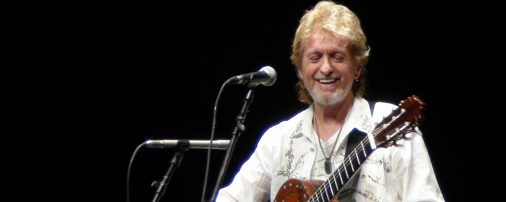 Jon_Anderson_with_acoustic_guitar_2