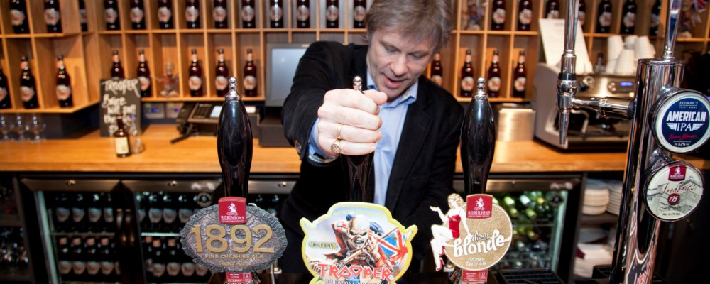 bruce-pulling-first-pint-_9731