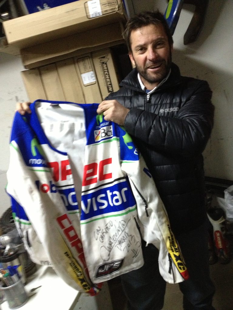 chaleco lopez firmando 02