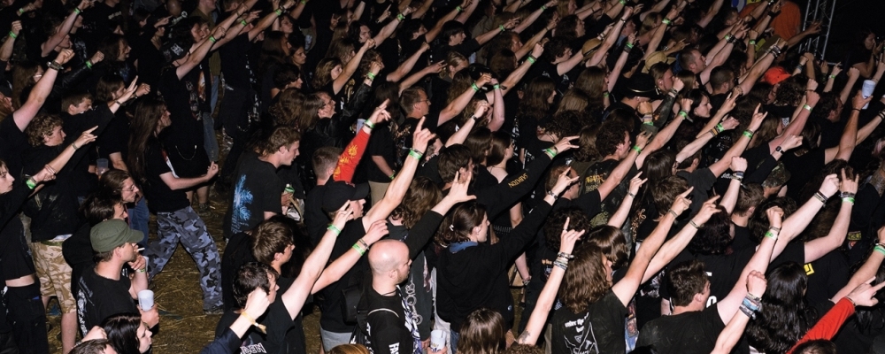 metal cuernos mucha gente web