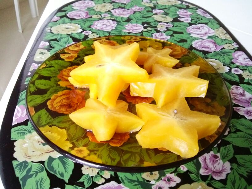 Esta fruta se llama Carambola y al cortarla queda en forma de estrella. Es rica 01