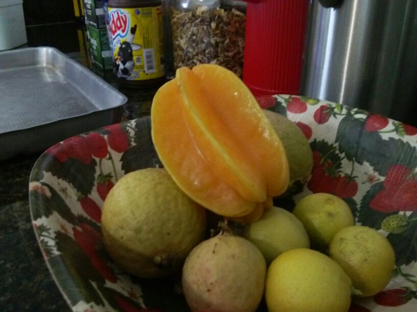Esta fruta se llama Carambola y al cortarla queda en forma de estrella. Es rica 02
