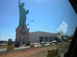 No es NY. Ridícula réplica de la estatua de la libertad en Cuiabá. Es la característica de una tienda de departamentos