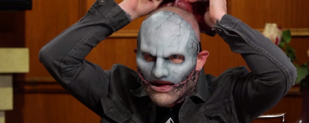 Corey taylor beyond. Кори Тейлор маска с грей Чаптер. Маска кори Тейлора the Gray Chapter