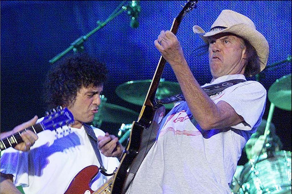 neil young crazy horse 2001 rock in rio 02