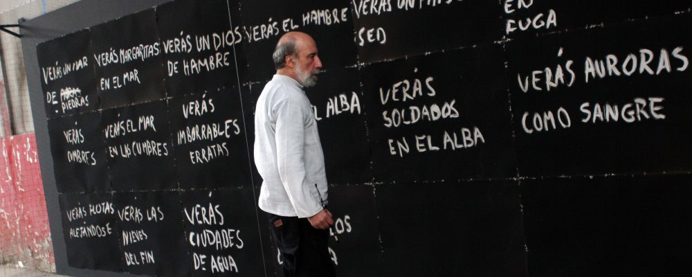 7 de Septiembre 2012 El escritor y poeta Raul Zurita trabaja junto a