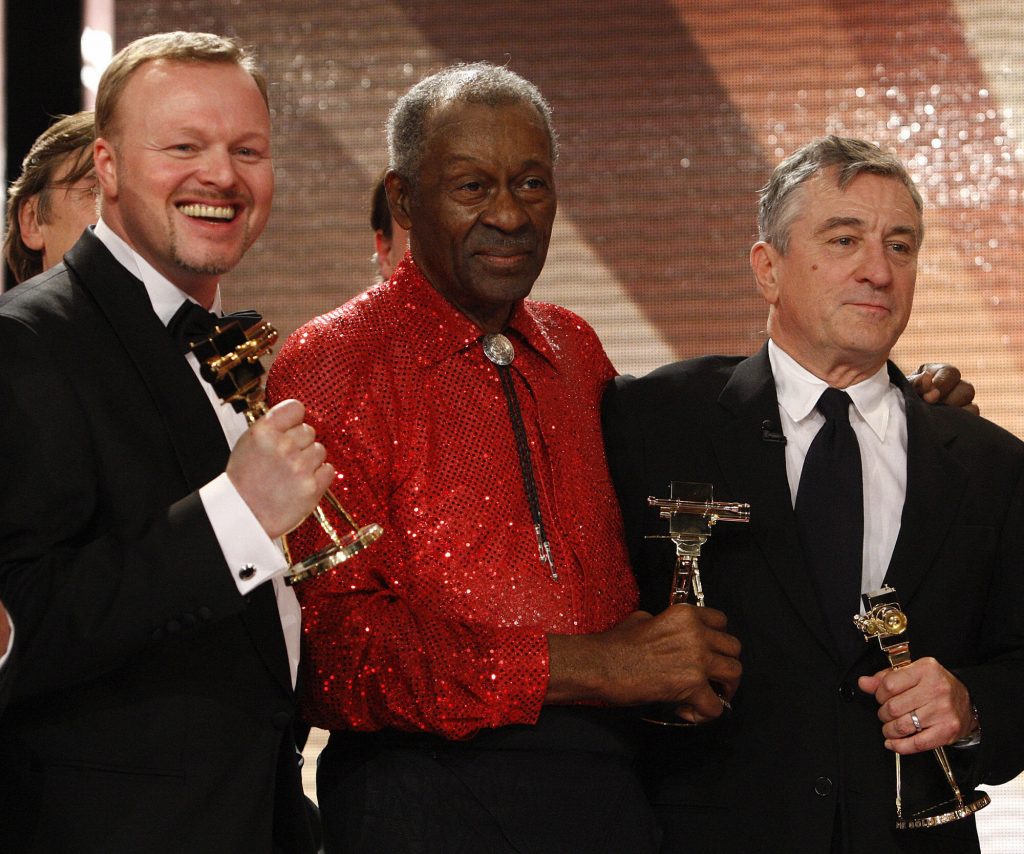 Winners of the Golden Camera Award, German TV host Stefan Raab, US rock legend Chuck Berry (C) and US actor Robert De Niro (R) pose for a photo at the Golden Camera awards in the German capital Berlin on February 6, 2008. AFP PHOTO DDP/MICHAEL KAPPELER GERMANY OUT (Photo credit should read MICHAEL KAPPELER/AFP/Getty Images)