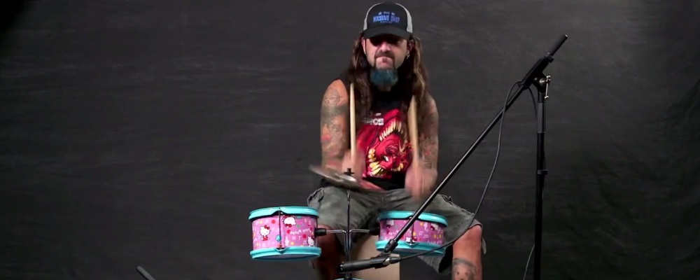 Mike-Portnoy-zagral-na-perkusji-z-Hello-Kitty web