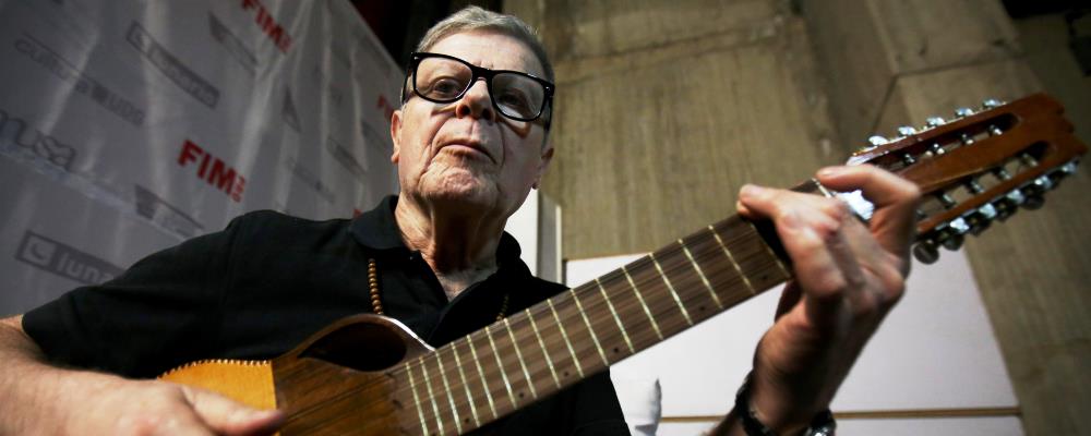 EL ARGENTINO GUSTAVO SANTAOLALLA DICE QUE "PARTE DEL ADN" DE EE.UU ES LATINO