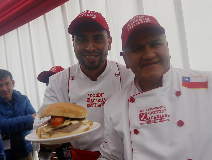 03 de Agosto de 2016/SANTIAGO El jugador de Universidad de Chile, Gonzalo Jara (c) y el empresario gastronmico Don Zacaras (d), durante el lanzamiento del sndwich ÒBarros JaraÓ. FOTO: PABLO VERA LISPERGUER/AGENCIAUNO