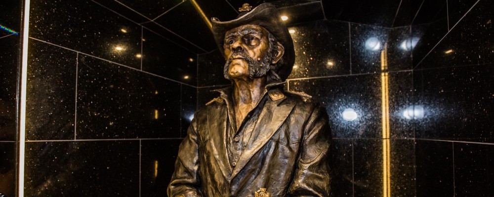 lemmy estatua alta web