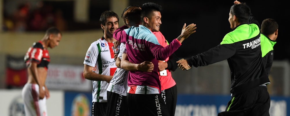 Chile's Palestino celebrate their victory over Brazil's Flamengo in their 2016 Copa Sudamericana football match in Vitoria, Espirito Santo, Brazil, on September 28, 2016. / AFP PHOTO / VANDERLEI ALMEIDA