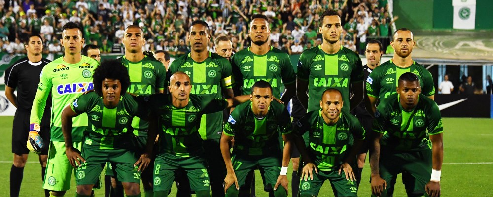 (FILES) This file photo taken on November 24, 2016 shows Brazil's Chapecoense players posing for pictures during their 2016 Copa Sudamericana semifinal second leg football match against Argentina's San Lorenzo  held at Arena Conda stadium, in Chapeco, Brazil. A plane carrying 81 people, including members of a Brazilian football team, crashed late on November 29, 2016 near the Colombian city of Medellin, officials said. The airport that serves Medellin said that among the 72 passengers and nine crew were members of Chapecoense Real, a Brazilian football club that was supposed to play against Colombia's Atletico Nacional Wednesday in the South American Cup finals.    / AFP PHOTO / NELSON ALMEIDA