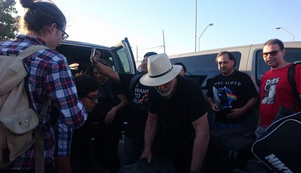 David Gilmour compartió con fans en el aeropuerto de Santiago y hoy se va de Chile tras vacaciones en nuestro país