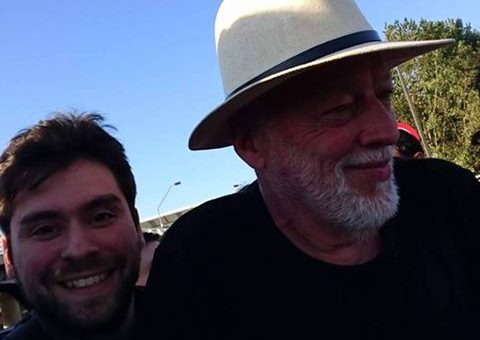 David Gilmour compartió con fans en el aeropuerto de Santiago y hoy se va de Chile tras vacaciones en nuestro país