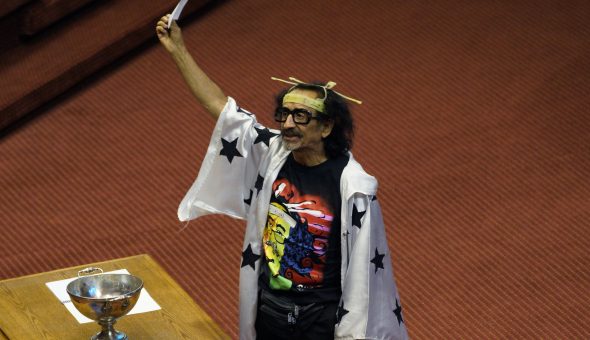 El rock en el Congreso: Florcita Motuda asumió como diputado con capa y antenas