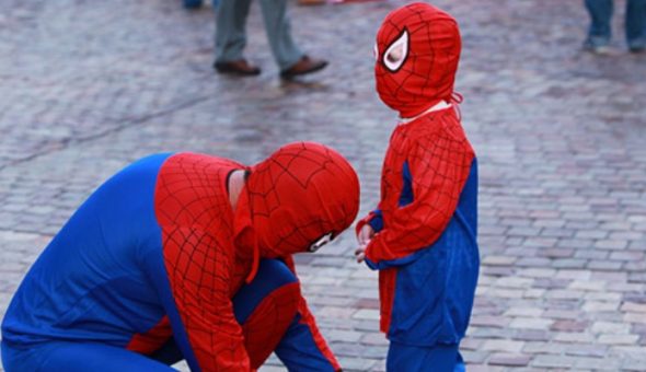 El viral que muestra la ayuda de un padre para que su hijo sea Spiderman