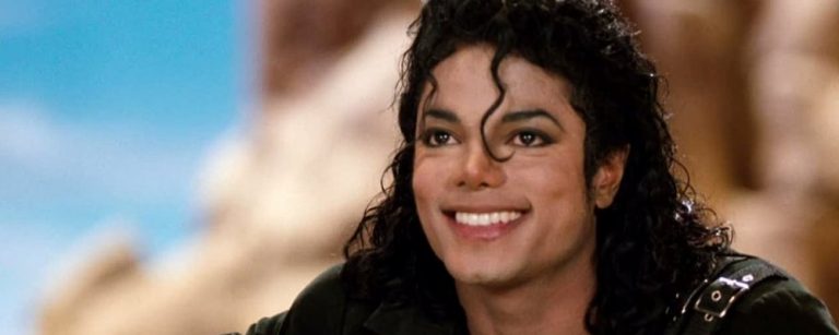 Michael Jackson sonriendo.