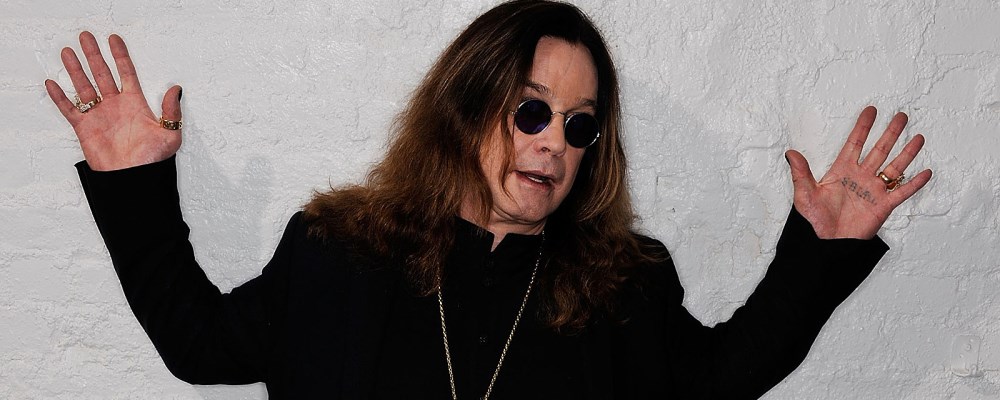 Ozzy Osbourne con las manos levantadas