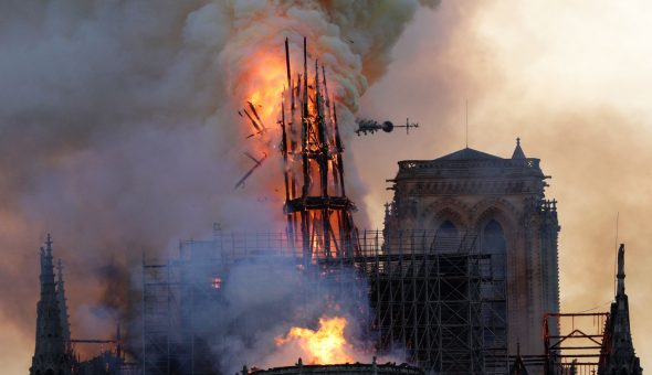 Incendio en catedral de Notre Dame: llamas derribaron famosa torre «aguja»