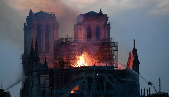 Incendio en catedral de Notre Dame: llamas derribaron famosa torre «aguja»