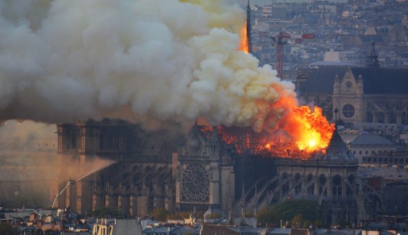 Incendio en catedral de Notre Dame: llamas derribaron famosa torre «aguja»