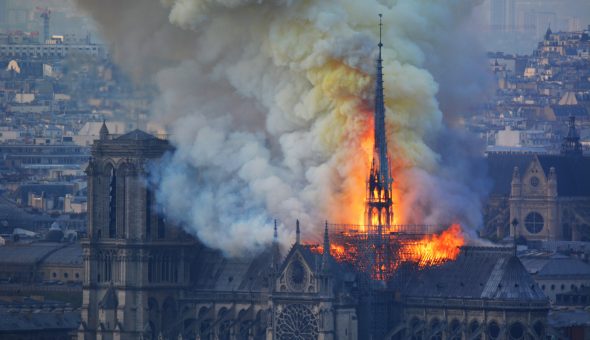 Incendio en catedral de Notre Dame: llamas derribaron famosa torre «aguja»