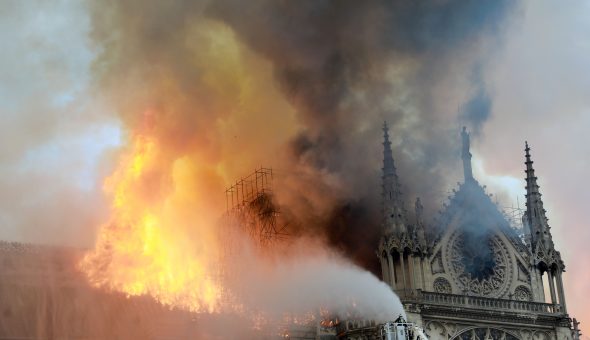 Incendio en catedral de Notre Dame: llamas derribaron famosa torre «aguja»