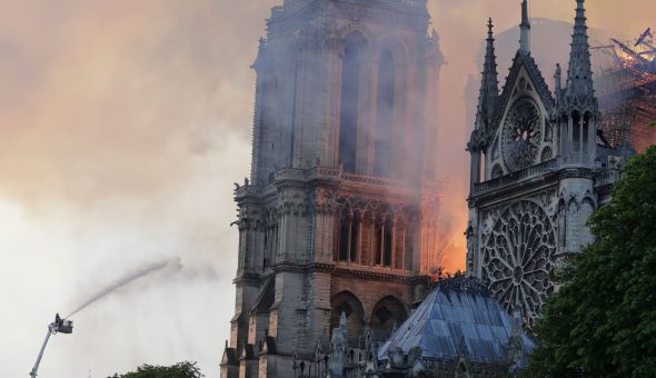 Incendio en catedral de Notre Dame: llamas derribaron famosa torre «aguja»