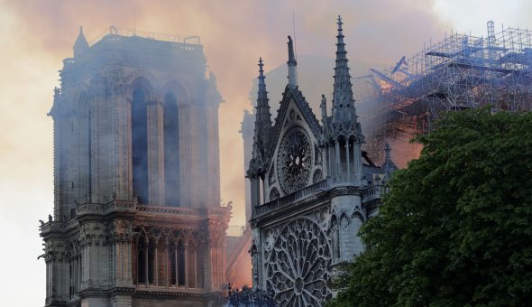 Incendio en catedral de Notre Dame: llamas derribaron famosa torre «aguja»
