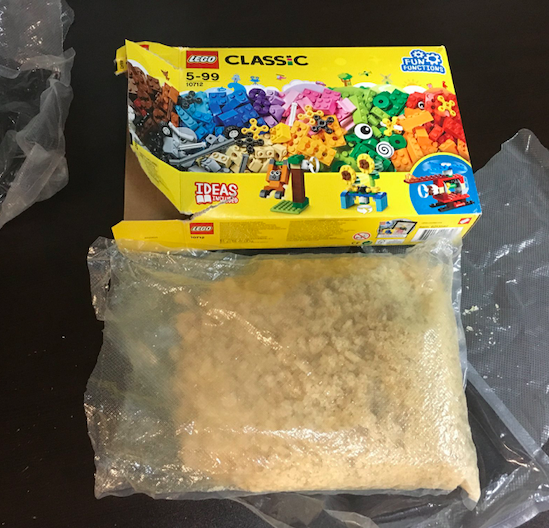 Lego con bolsa de drogas