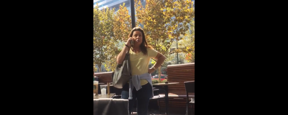 Señora tira café en cara a joven