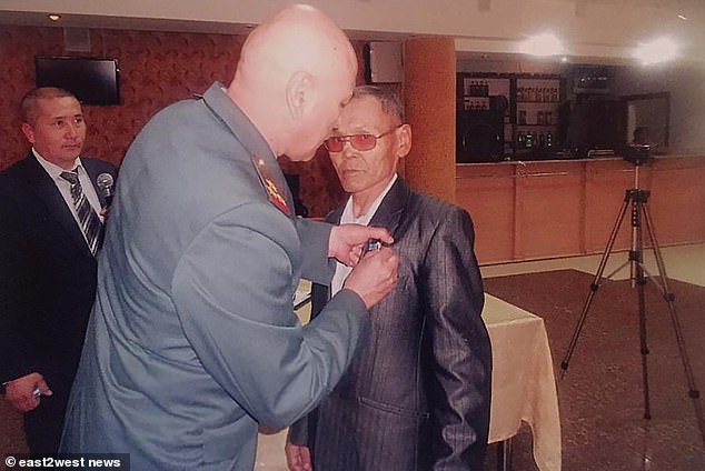 Héroe de Chernobyl siendo condecorado