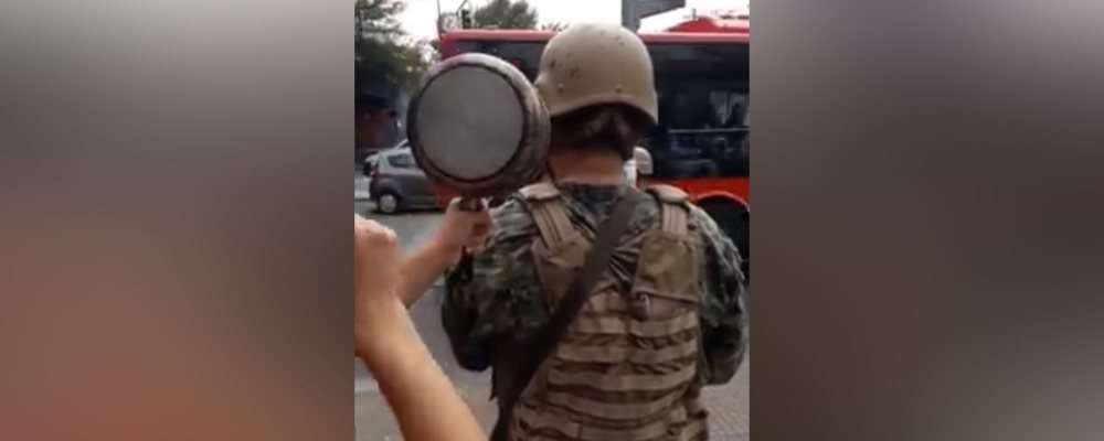 joven cacerolazo militar