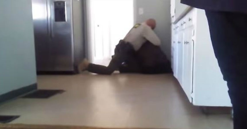 policia brazos piernas