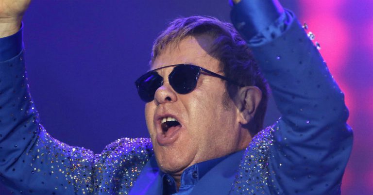 Elton John pañales