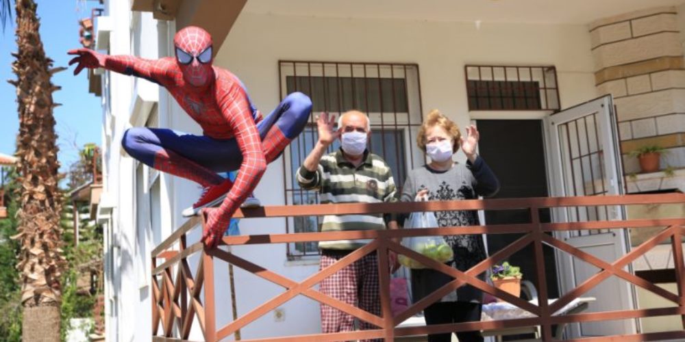 spider-man ancianos cuarentena