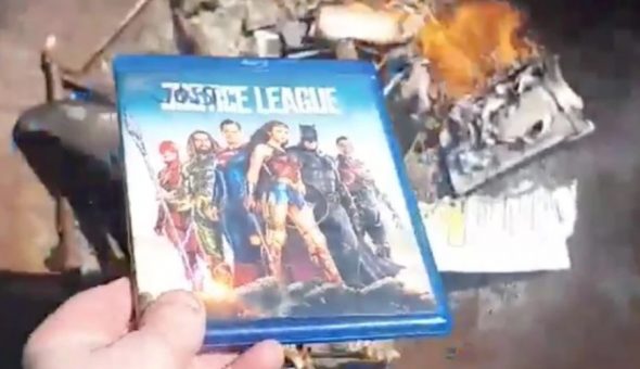 Fans destruyen copias físicas de "Justice League" tras ...