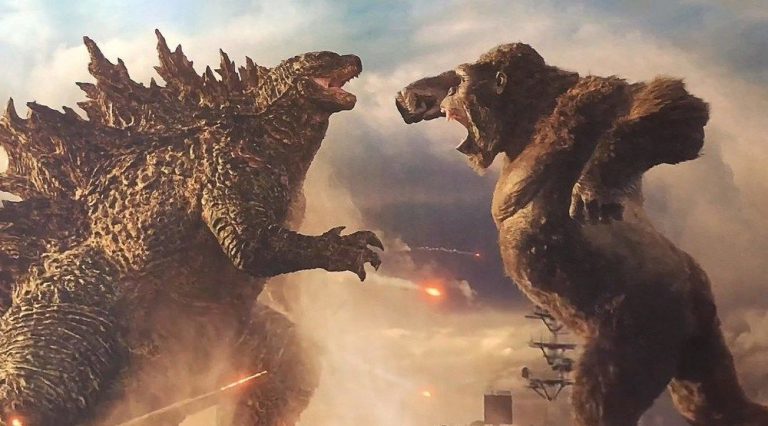 Godzilla vs. Kong, Godzilla le devuelve el golpe recibido por Kong en un primer adelanto.