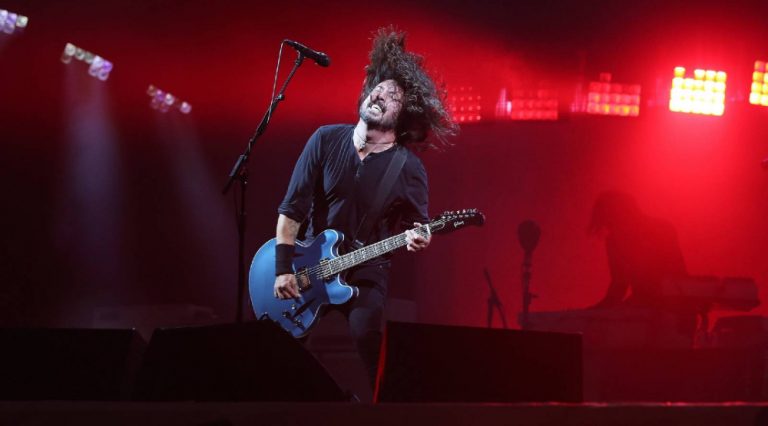 Foo Fighters lanza nueva radio-serie "Medicine at Midnight Radio"
