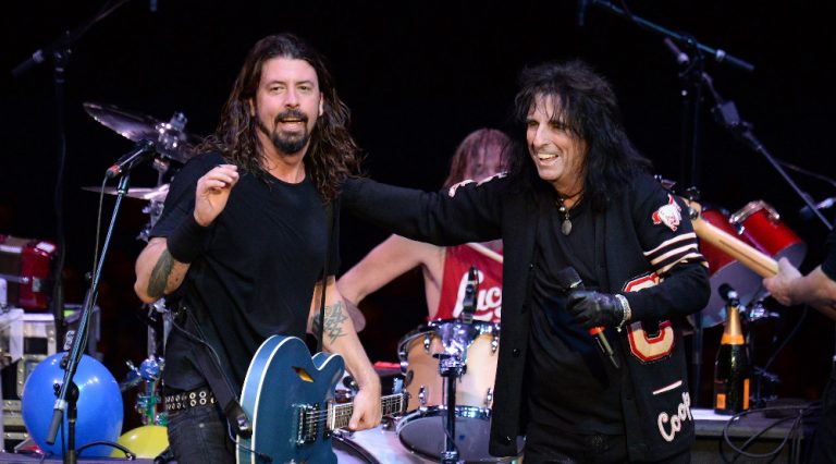 Alice Cooper: Me uniría a Foo Fighters en caso de que necesitaran un cantante muy enfermo