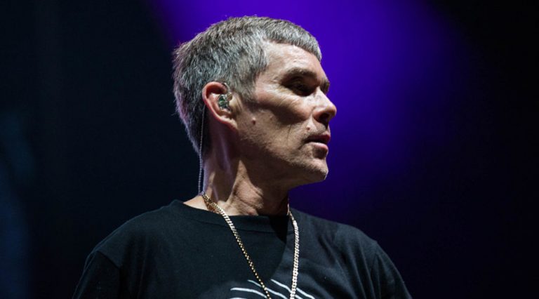 Ian Brown acusa a Spotify de bajar su canción anti-cuarentena