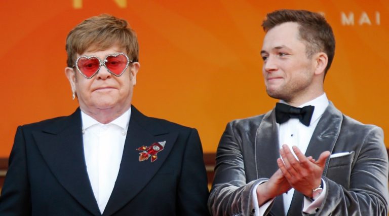 Elton John trata de hipócrita al Vaticano