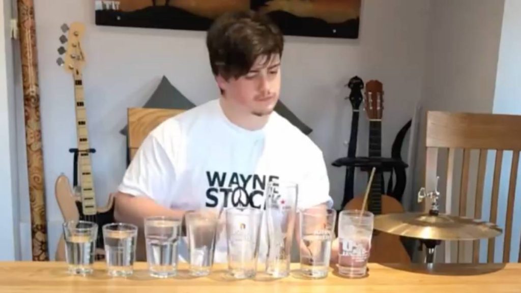 Toca Thunderstruck De AC DC Con Vasos