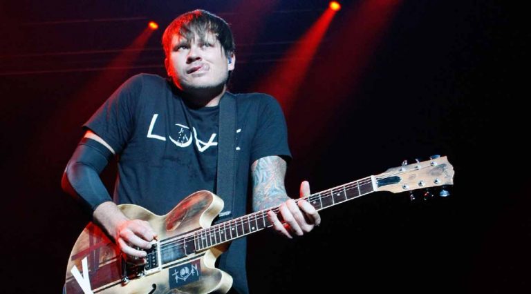 Tom DeLonge venderá equipos de Blink 182 y Angels and Airwaves