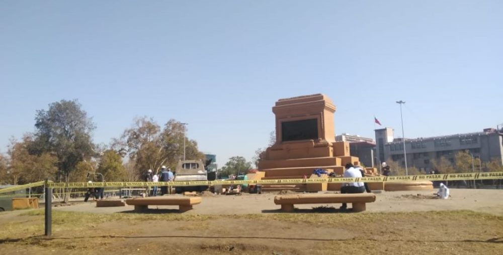 Comienzan a instalar reja para proteger base del monumento ...