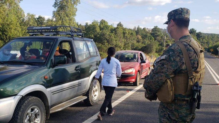 Joven arranca de control sanitario del Ejército en toque de queda