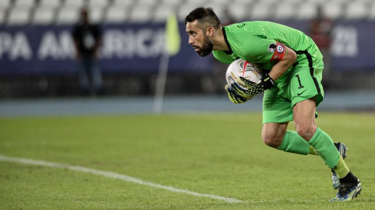 Claudio Bravo Chile Uruguay