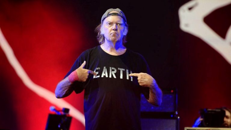 Neil Young 2014 Earth Web