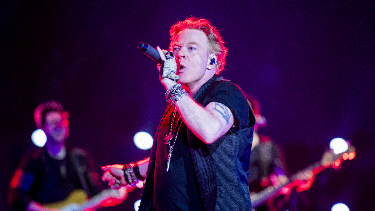Axl Rose se enoja con drones que graban conciertos de 
